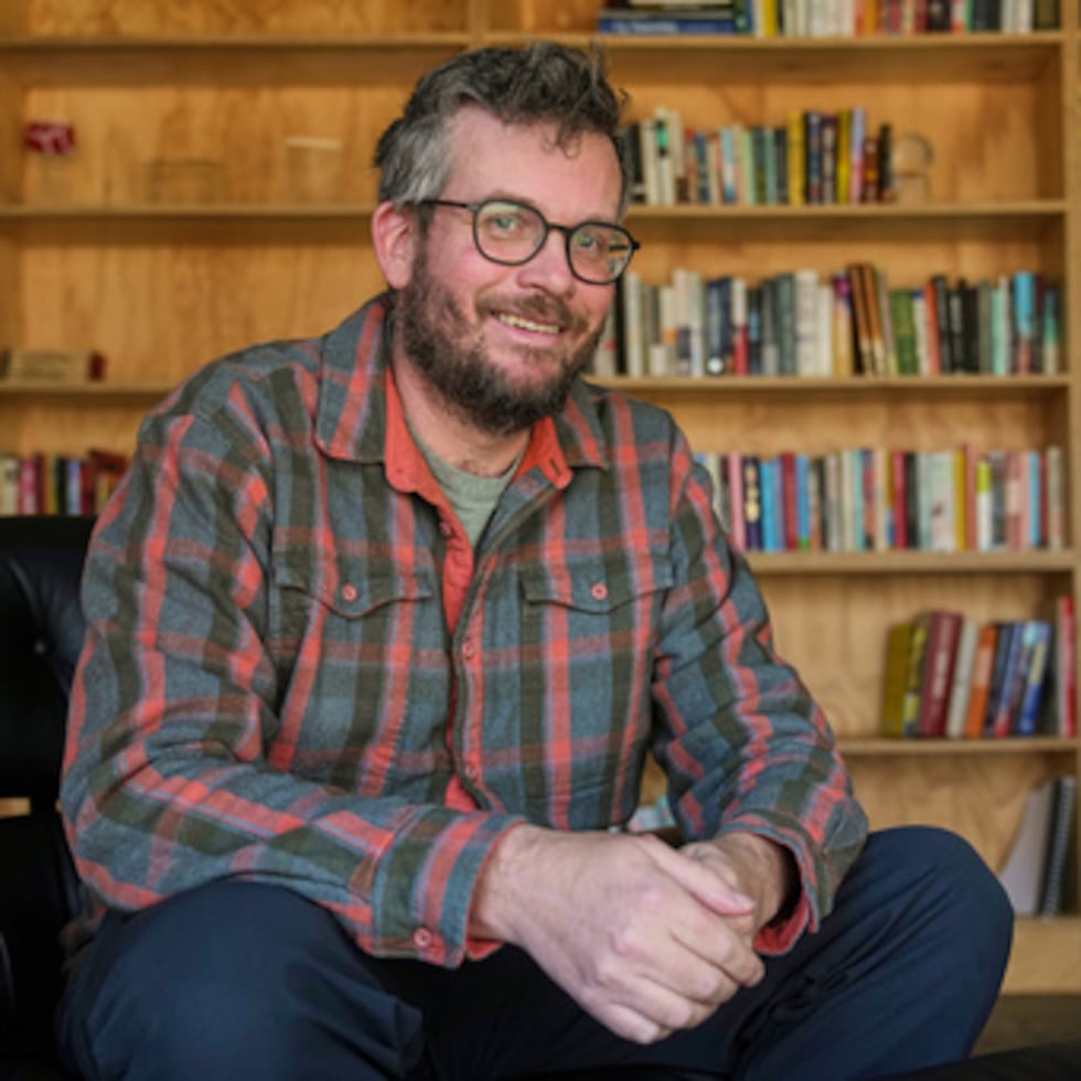 El escritor John Green posa en su estudio de Indianápolis.