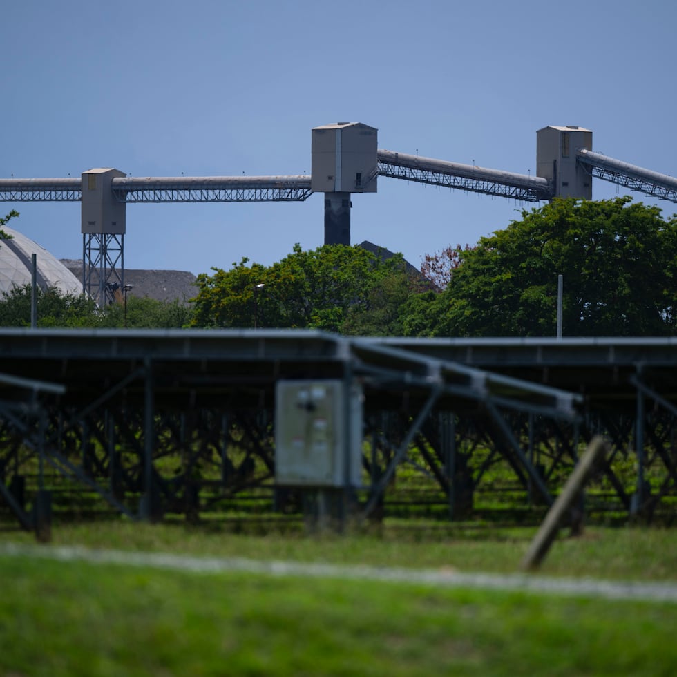 En las instalaciones de AES, en Guayama, se prevé construir una nueva planta que funcione con gas natural para después de 2032, cuando aplique la prohibición a la quema de carbón.