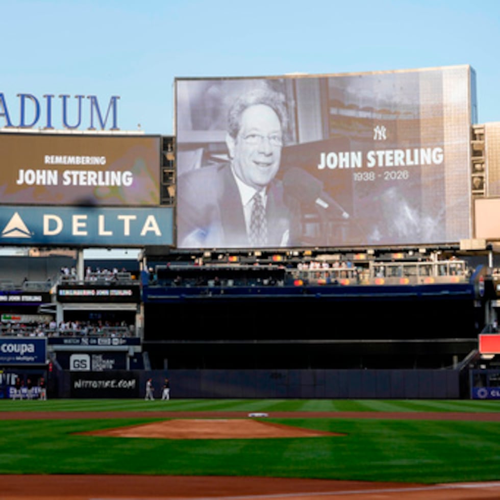 Tras el último out, el sistema de megafonía del estadio emitió la conocida llamada de Sterling que marcaba las victorias de los Yankees.