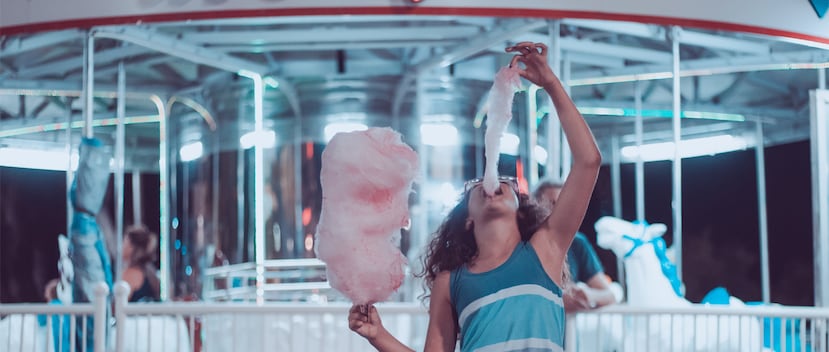 El excesivo consumo de azúcar puede generar problemas dentales en los niños como las caries. (Yarden / Unsplash)