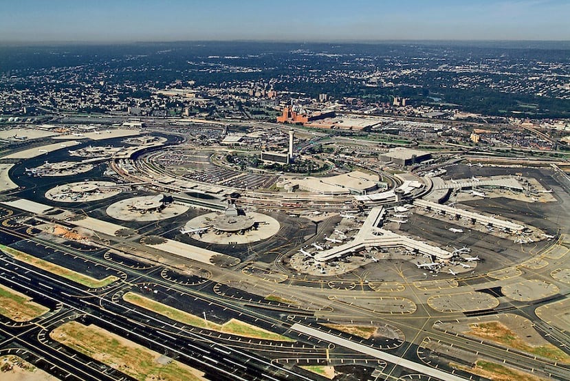 El servicio en la transitada línea del Corredor Nordeste se se suspendió entre el aeropuerto de Newark Liberty (en la foto) y Elizabeth. (Captura)