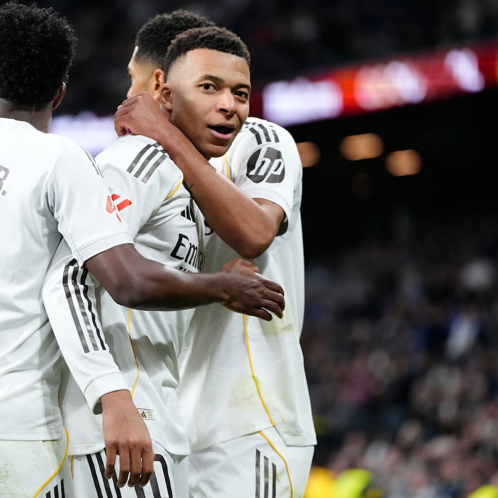 Kylian Mbappé celebra tras anotar de penal el primer gol del Real Madrid en la victoria ante Levante en la Liga de España, el sábado 17 de enero de 2026.