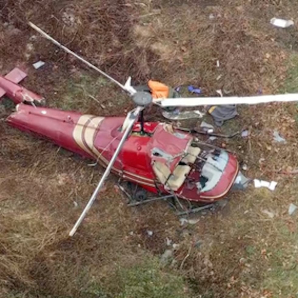 Las autoridades observan la escena después de que dos helicópteros se estrellaran en Hammonton, Nueva Jersey, el domingo 28 de diciembre de 2025. (WPVI-TV/6ABC vía AP)