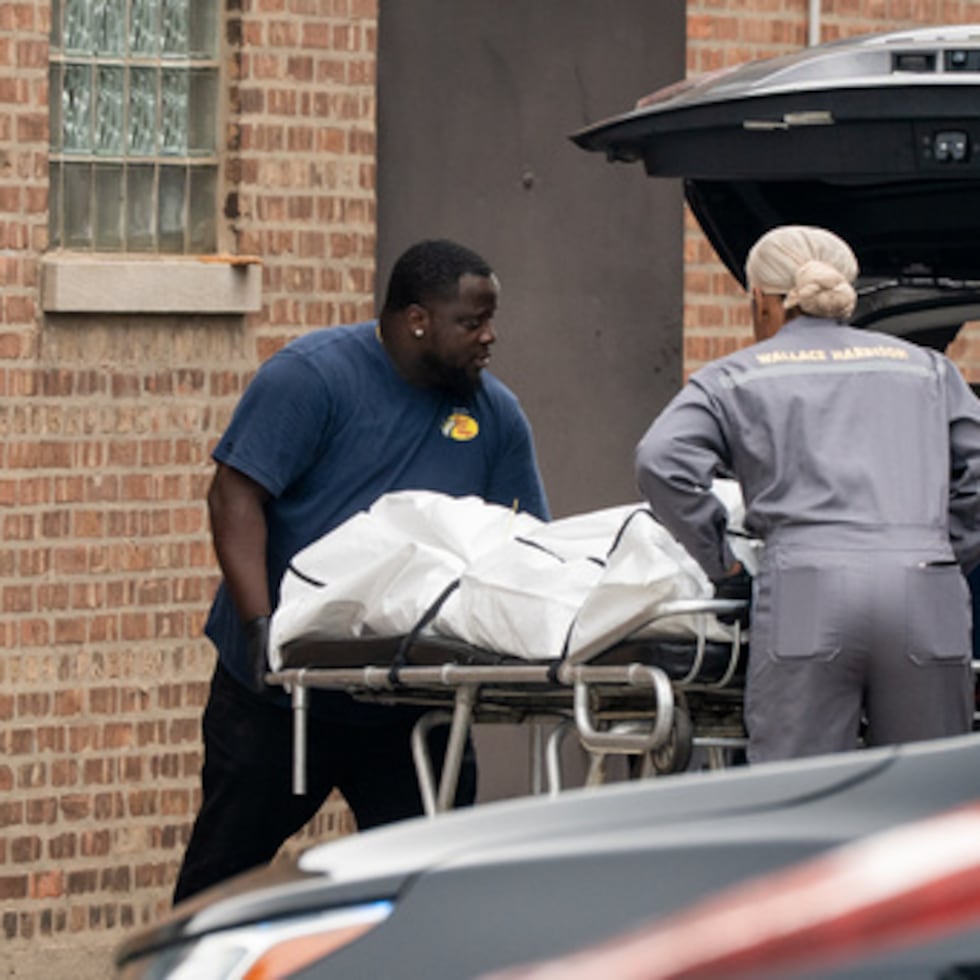 El viernes 7 de agosto de 2026, unos trabajadores cargaban cadáveres en un todoterreno frente a la funeraria South Chicago Chapel, después de que las autoridades encontraran más de 50 cadáveres almacenados de forma inadecuada en la funeraria durante una investigación llevada a cabo la noche anterior en Chicago. (Pat Nabong /Chicago Sun-Times vía AP)