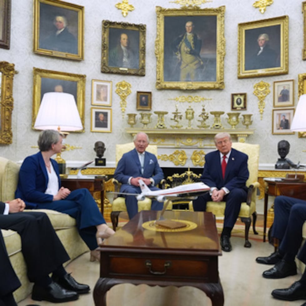 El presidente de Estados Unidos, Donald Trump, y el rey Charles III, se reúnen en la Oficina Oval de la Casa Blanca.