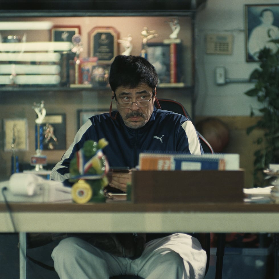 Benicio Del Toro en una escena de "One Battle After Another", película que lidera las nominaciones de los Actors Awards.