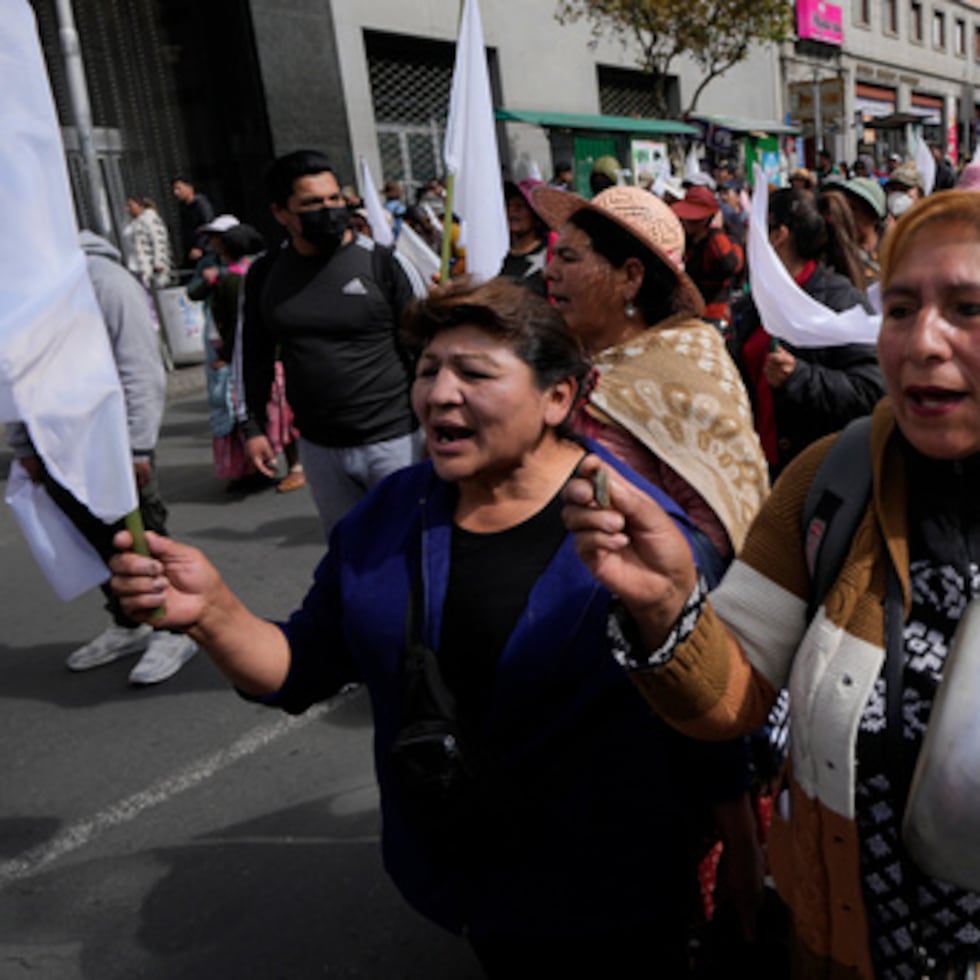 Vendedores gritan consignas durante una marcha contra manifestantes que bloquean el acceso a la ciudad, en La Paz, Bolivia.