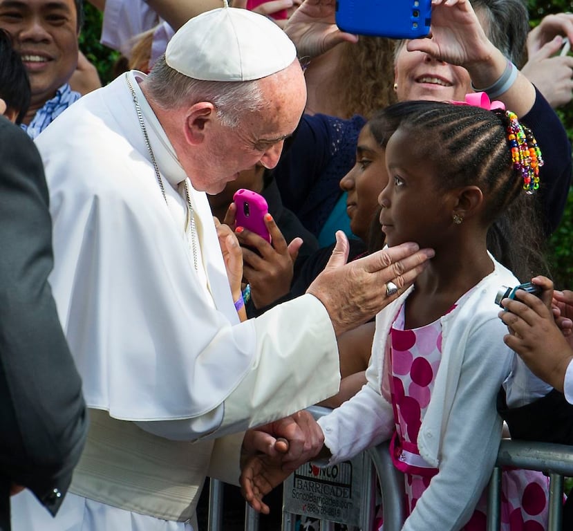 El avión del papa Francisco aterrizó en la ciudad de Nueva York el jueves 24 de septiembre por la tarde para iniciar una visita que lo llevará de las Naciones Unidas a una escuela ubicada en el centro de viviendas públicas en East Harlem. (AP)
