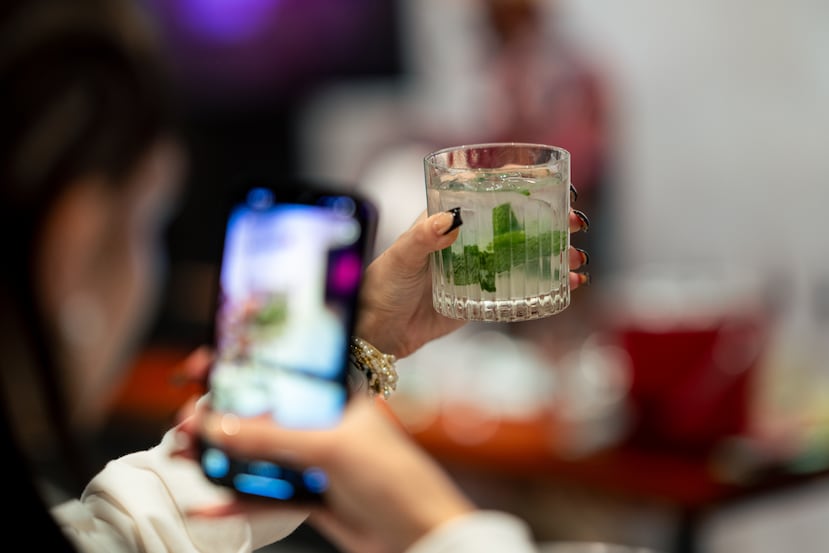 Durante el tour, podrás confeccionar varios cocteles con los rones de Casa Bacardí.