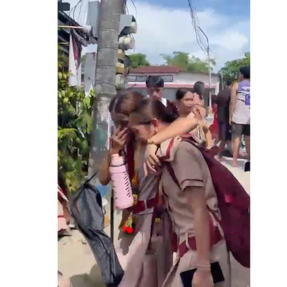 En esta foto extraída de un vídeo, se ve la reacción de los alumnos tras un tiroteo el lunes ocurrido en el Instituto Nacional de San José, en la ciudad de Tacloban.