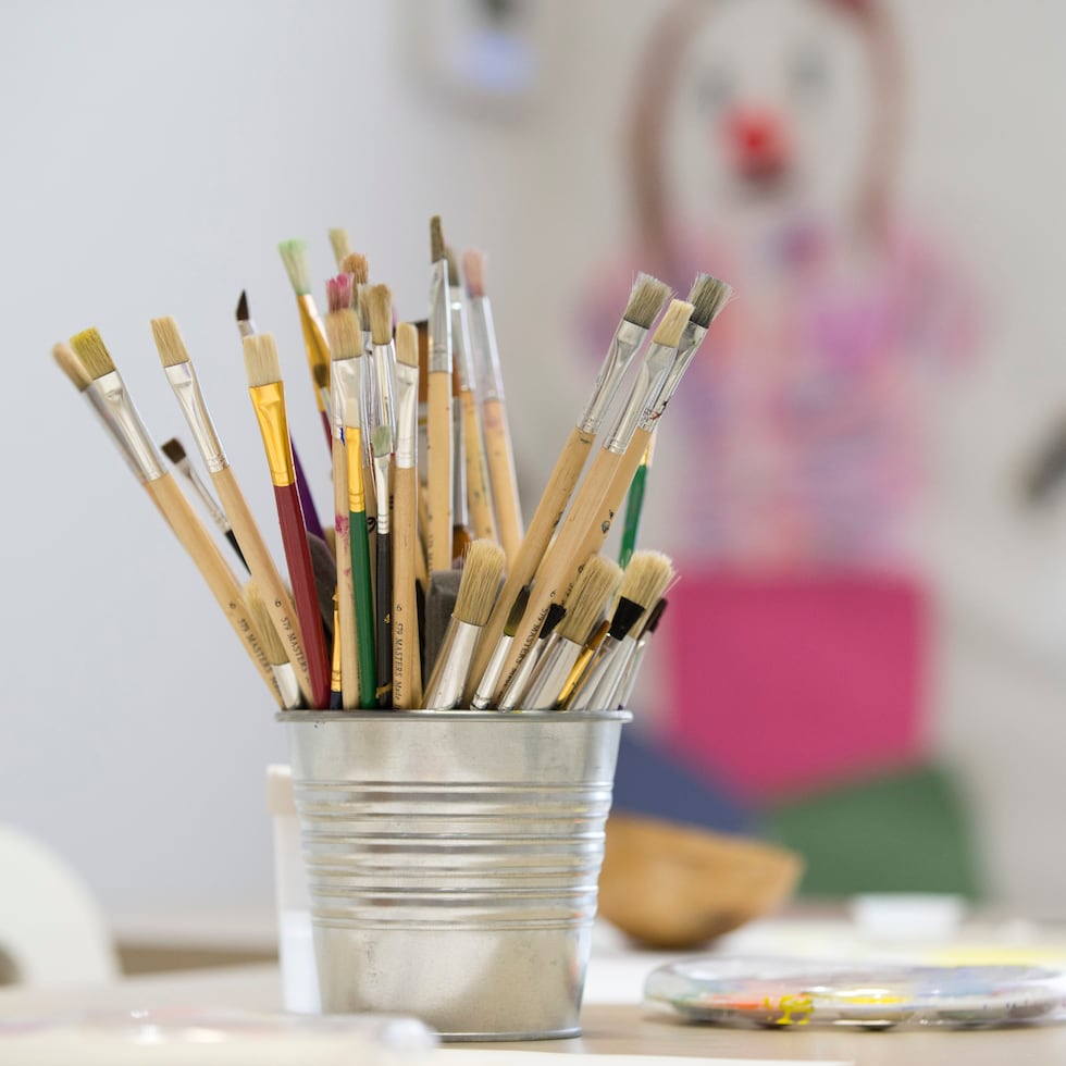 En el Concurso de Poemas Ilustrados 2026, estudiantes de kínder a duodécimo grado deberán crear un poema ilustrado original que explore la relación entre la química y la construcción. El poema debe tener un máximo de 40 palabras y la ilustración puede realizarse con crayones, acuarelas, pinturas, lápices de colores, marcadores o mediante una aplicación de dibujo digital.