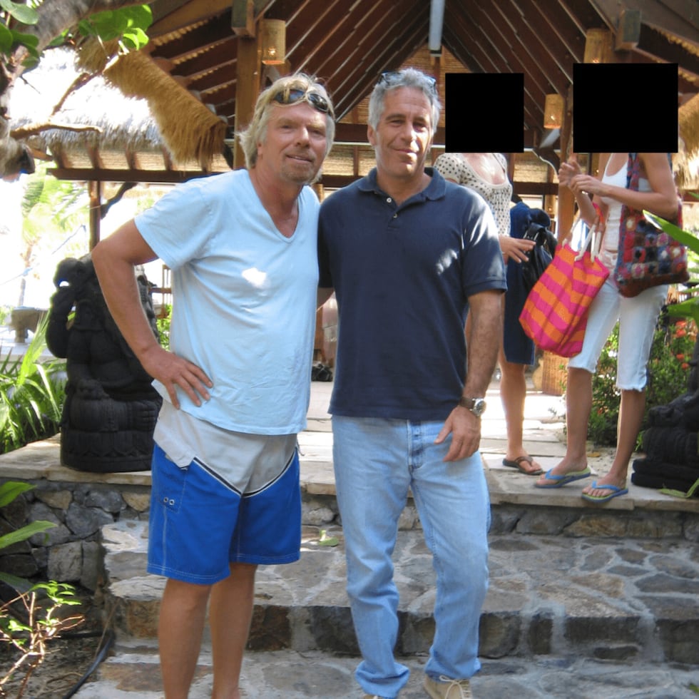Jeffrey Epstein, a la derecha, con Richard Branson, un empresario multimillonario británico, popular por ser el propietario de las más de 360 empresas que forman Virgin Group.