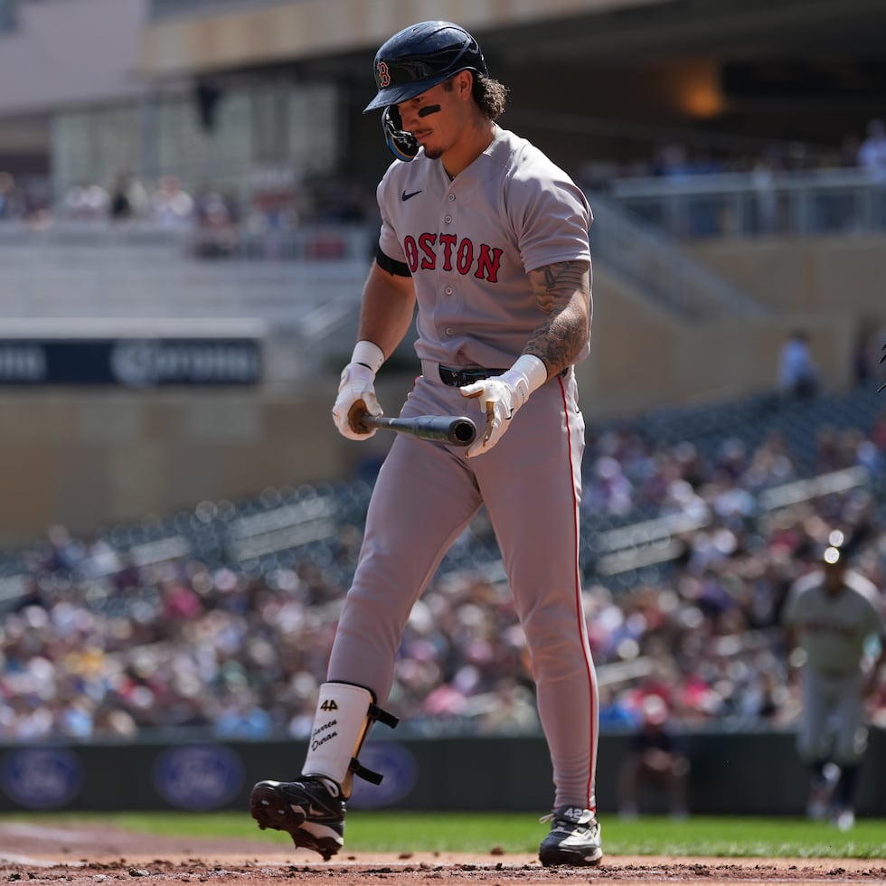 Jarren Durán de los Red Sox de Boston tras poncharse en el primer episodio del juego contra los Twins de Minnesota.