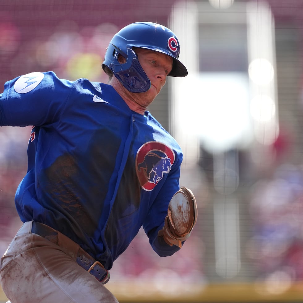 Pete Crow-Armstrong rodea la tercera base camino a anotar durante la primera entrada del partido contra los Reds de Cincinnati.
