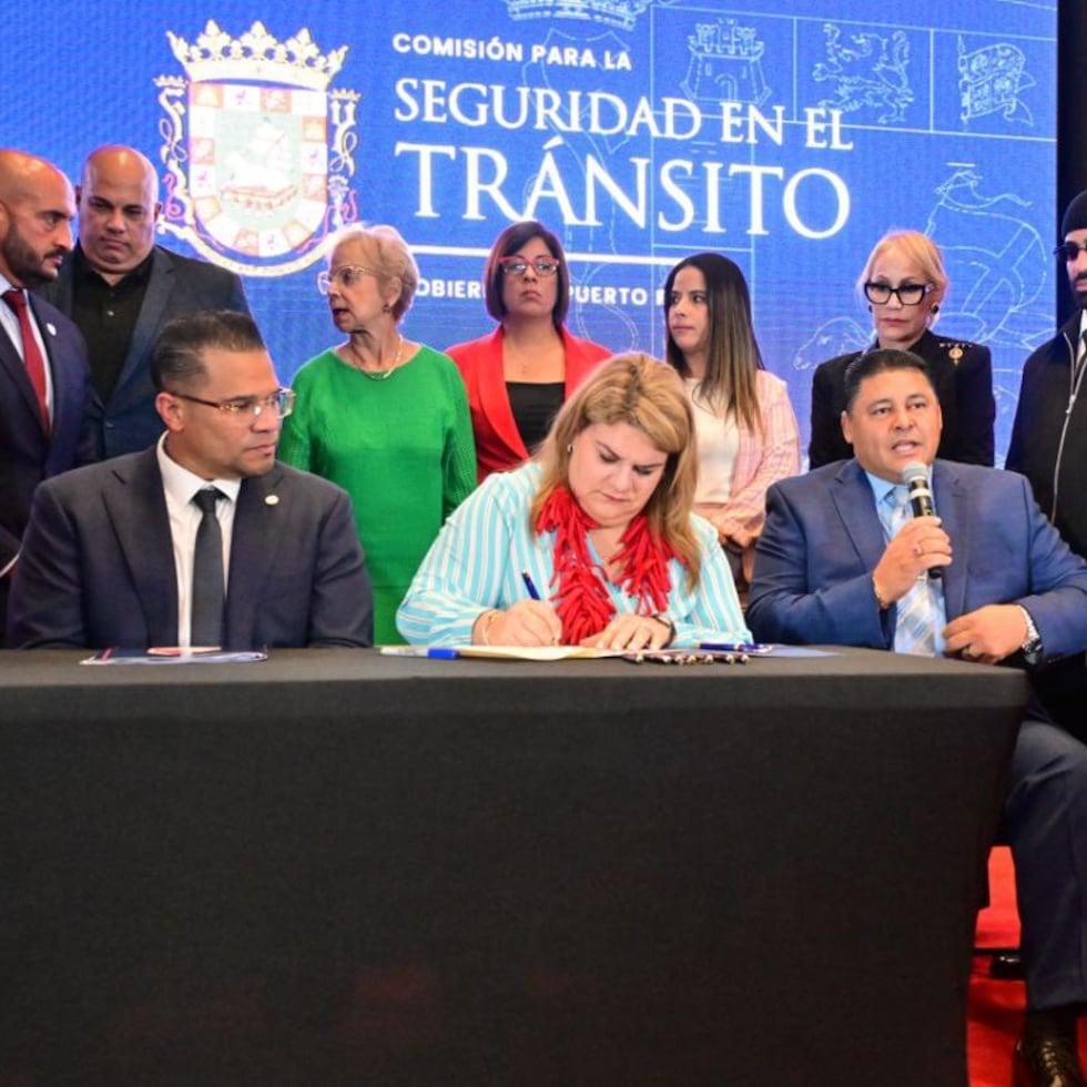 Governor Jenniffer González signs Law 136-2025, which stiffens penalties against drunk drivers who cause death or serious bodily harm to others.