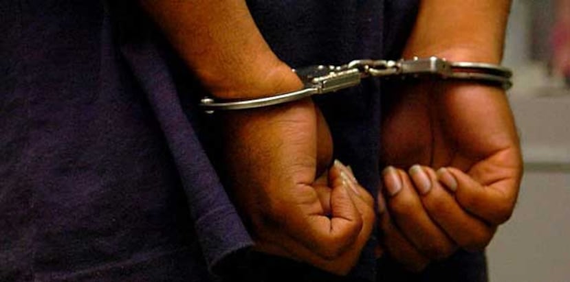 Contra el arrestado, identificado como Ryan de Jesús Rosado, del barrio Cacao de Quebradillas, pesaba una orden de arresto expedida por el juez Erick Y. Rolón Suárez, del Tribunal de Arecibo, con una fianza de $3.5 millones por cargos de asesinato en primer grado y violación a la Ley de Armas. (Archivo)