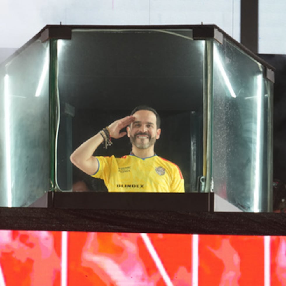 El candidato presidencial Abelardo de la Espriella se dirige a sus seguidores desde el interior de una cabina a prueba de balas en un mitin de celebración durante la noche del domingo.
