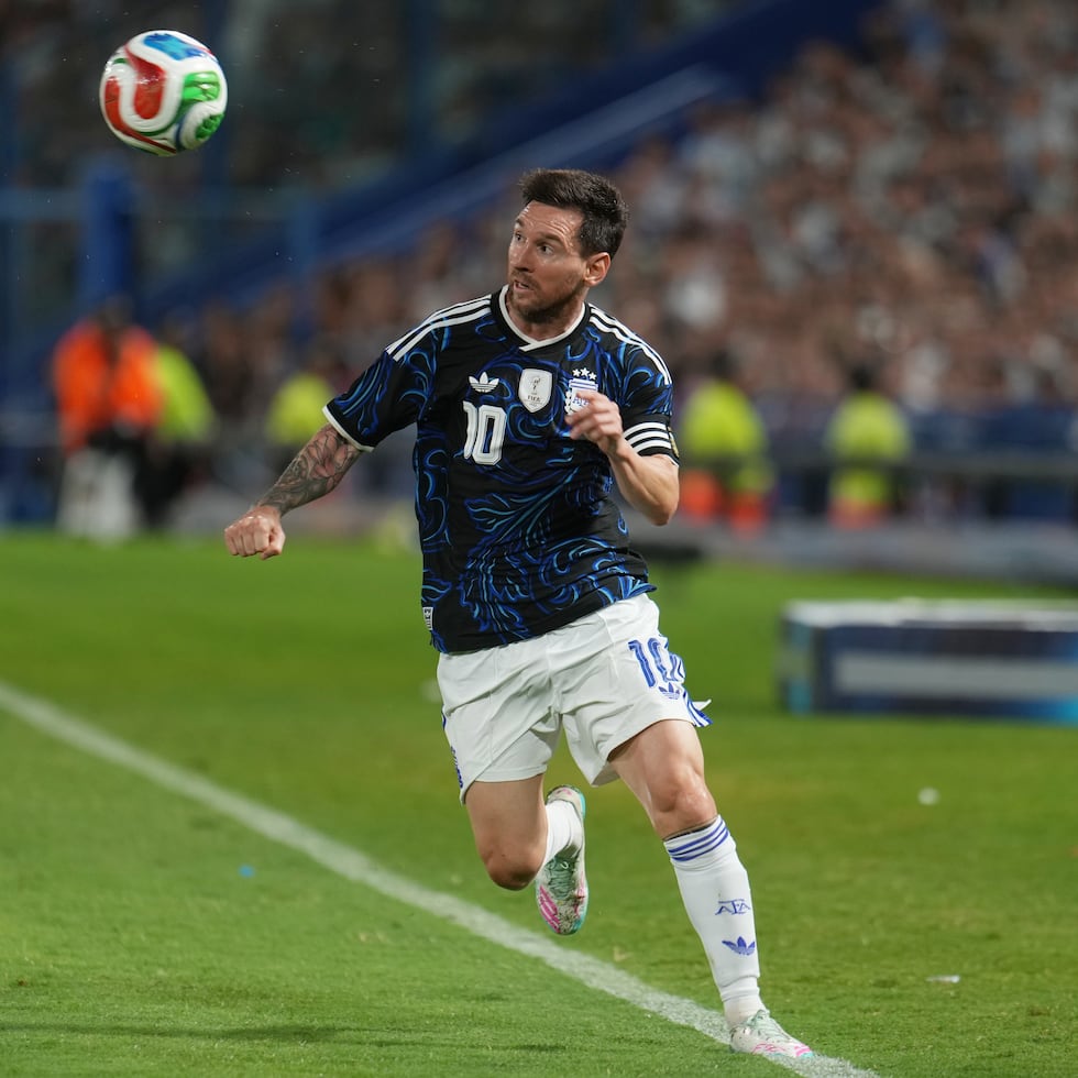 Lionel Messi, de la selección de Argentina, persigue un balón durante un partido amistoso contra Zambia en Buenos aires, el martes 31 de marzo de 2026.