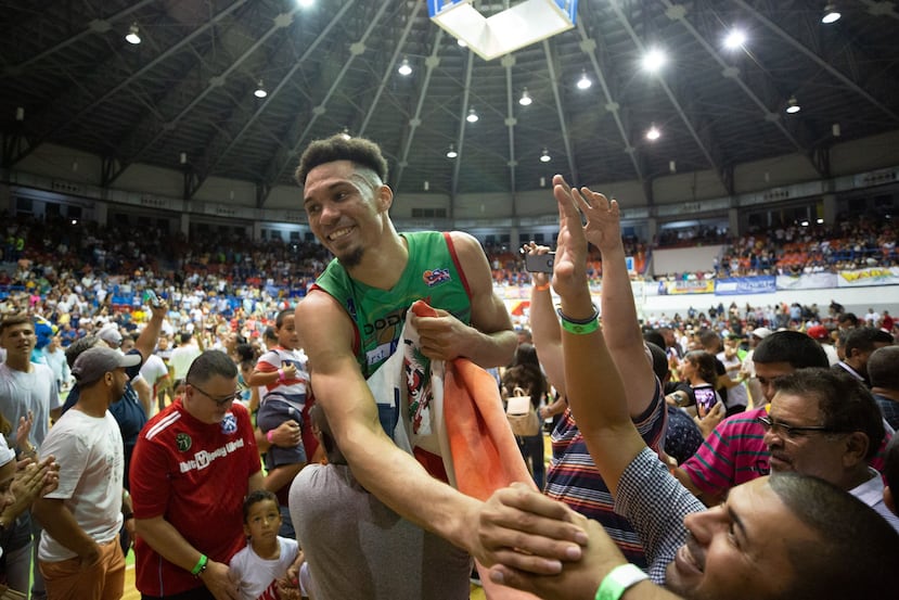 Rigoberto Mendoza es levantado por un fanático de los Santeros de Aguada luego que el quinteto eliminó a los Piratas de Quebradillas para adelantar a la serie final del BSN.