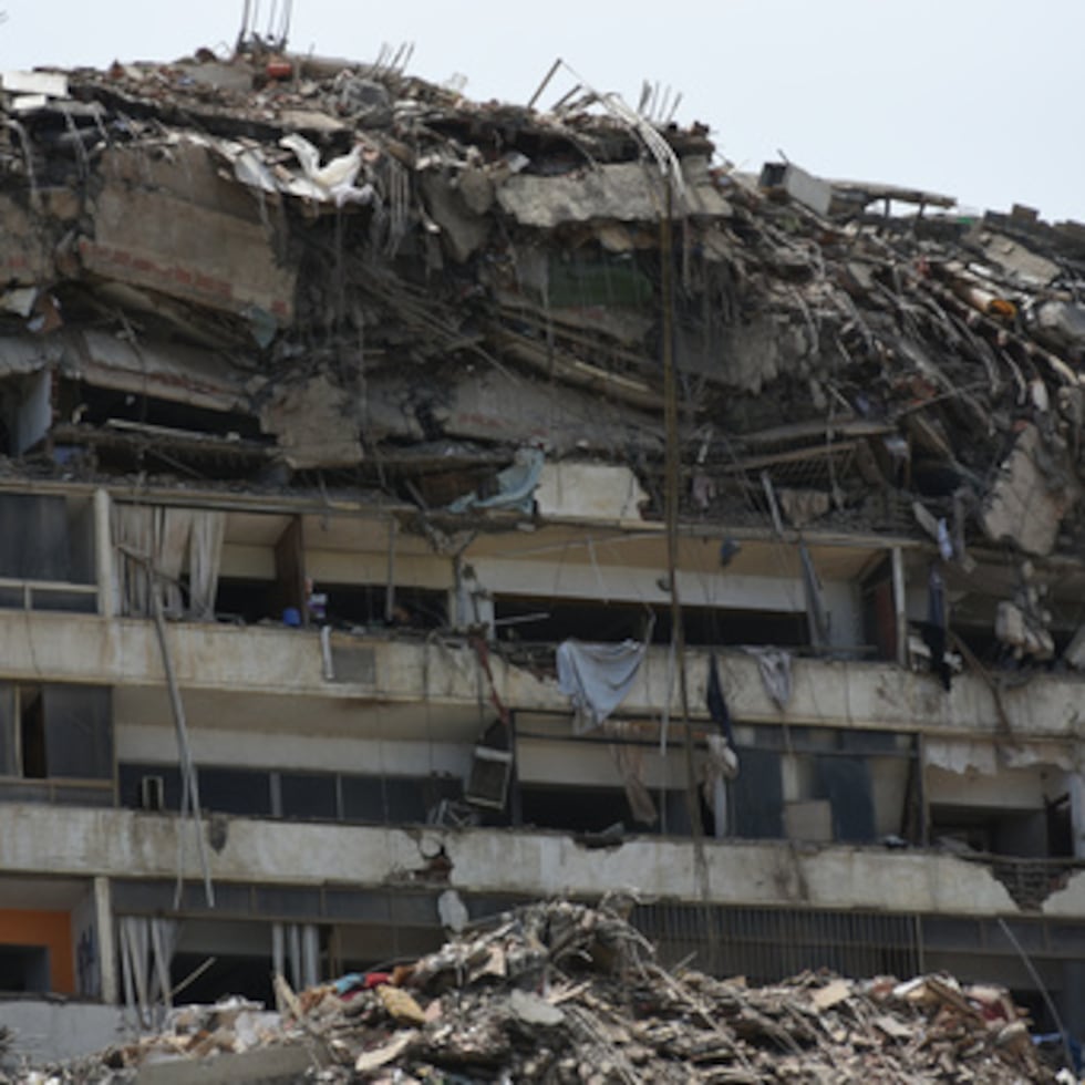 Edificios dañados en Catia La Mar, Venezuela, un día después de que un terremoto y varias réplicas sacudieran la ciudad, el jueves 25 de junio de 2026. (Foto AP/Jonathan Lanza)