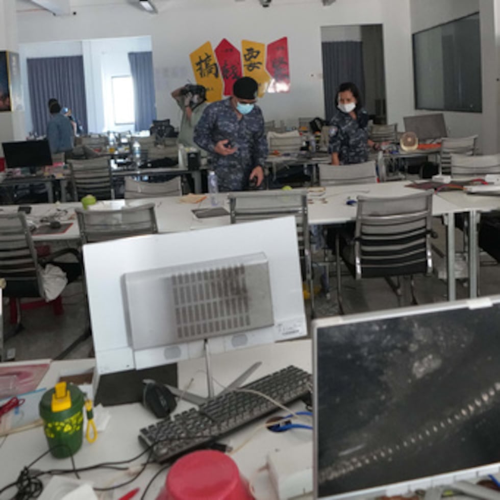 Soldados tailandeses inspeccionan un puesto de trabajo en el complejo de la estafa en O'Smach, Camboya, el martes 7 de abril de 2026.