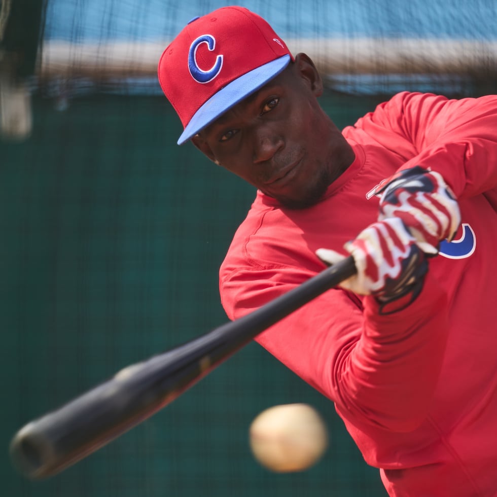 El pelotero Luis Vicente Mateo en una práctica en el Estadio Latinoamericano de La Habana.