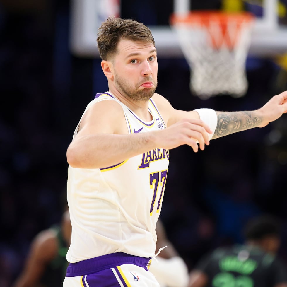 Luka Doncic reacciona a un triple en el triunfo sobre los Pelicans.