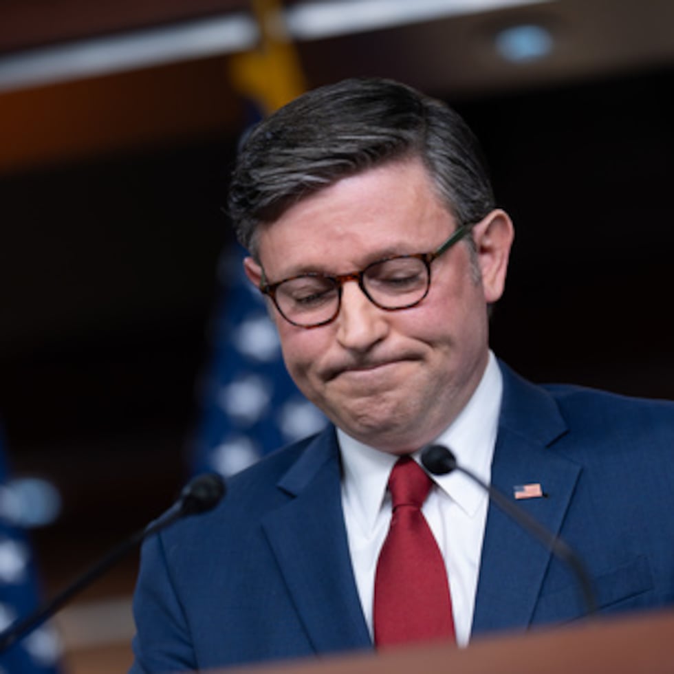 El presidente de la Cámara de Representantes, el republicano Mike Johnson, hace una declaración a los periodistas sin aceptar preguntas tras la votación en el Senado para seguir adelante con un proyecto de ley de financiación provisional para reabrir el gobierno hasta el 30 de enero, en el Capitolio en Washington, el lunes 10 de noviembre de 2025. (AP Photo/J. Scott Applewhite)