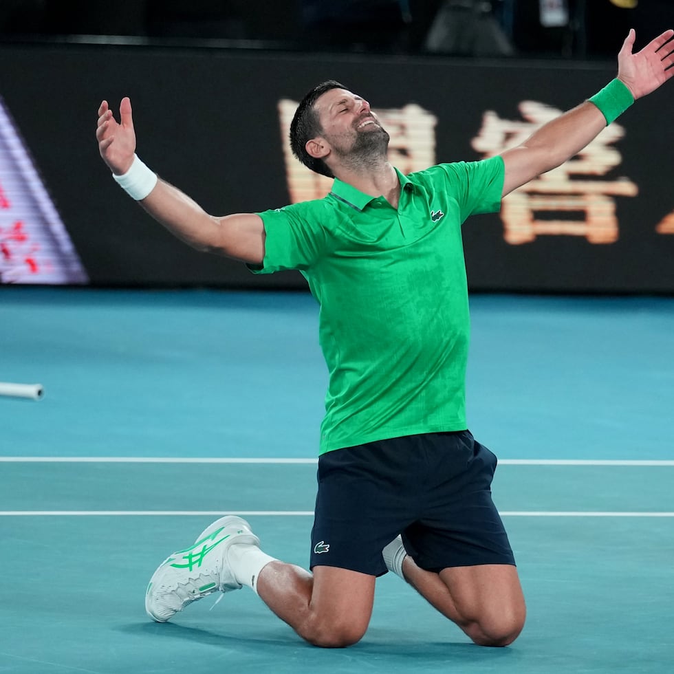 Novak Djokovic celebra después de vencer a Jannik Sinner en la ronda semifinal.