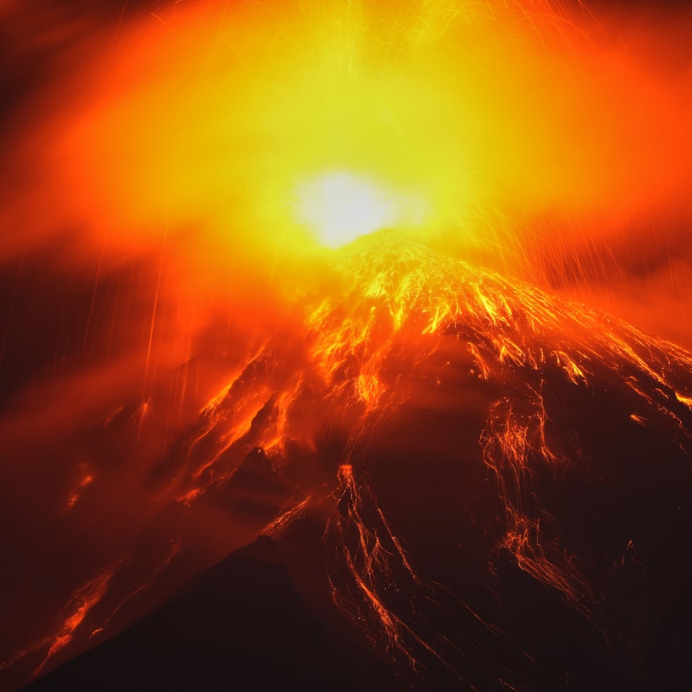Flujo de lava que emerge del cráter del volcán Fuego, visto desde San Juan Alotenango, Guatemala.