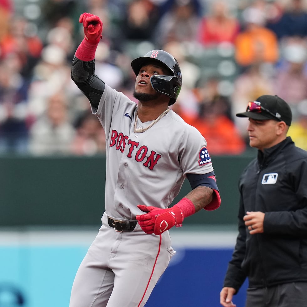 Ceddanne Rafaela celebra tras conectar un doble durante la segunda entrada de un partido de béisbol contra los Orioles de Baltimore.