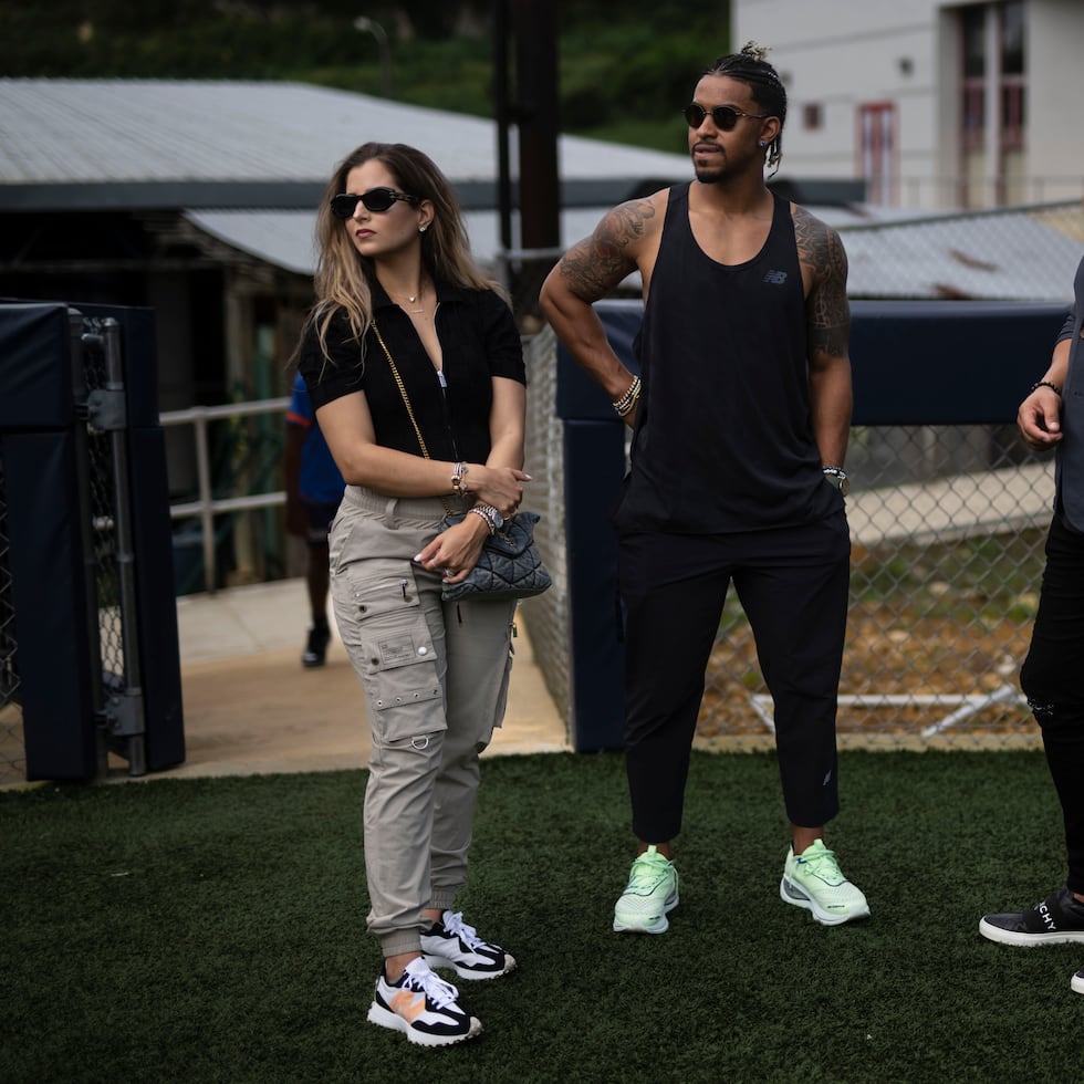 Francisco Lindor y su esposa Katia Reguero hablan con Carlos Beltrán durante una visita a su academia de béisbol en 2023.
