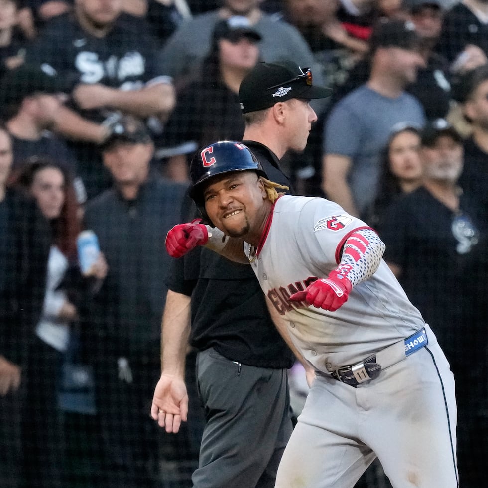 José Ramírez de los Guardianes de Cleveland tras conectar un triple ante los Medias Blancas de Chicago en el tercer juego de la serie divisional de la Liga Americana, el miércoles 7 de octubre de 2026, en Chicago. (AP Foto/Nam Y. Huh)