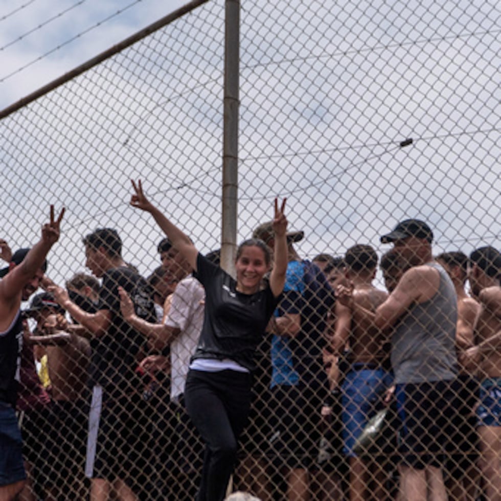 El jueves 30 de julio de 2026, varios migrantes cruzan desde Marruecos hacia el enclave español de Ceuta. (Foto AP/Antonio Sempere)