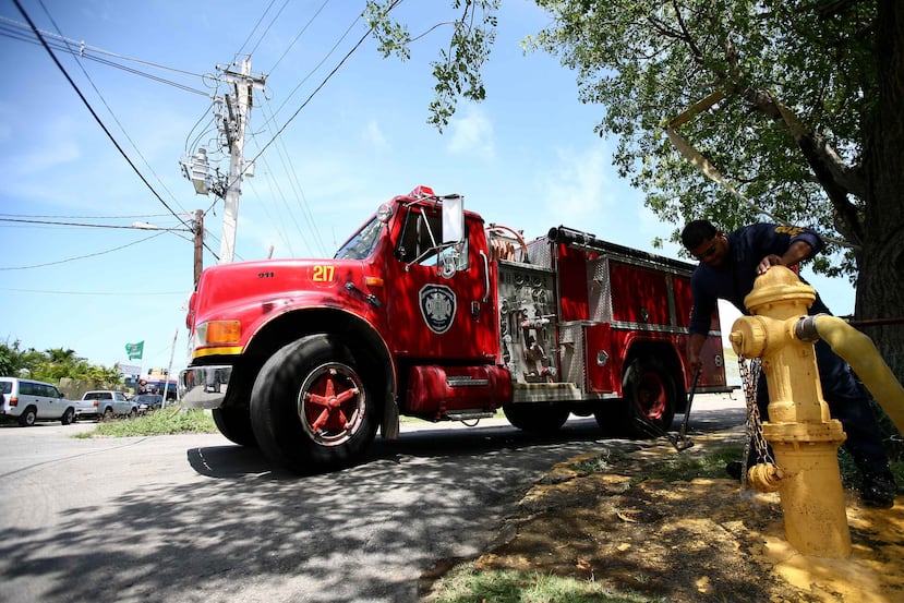 Oficiales del Cuerpo de Bomberos de Puerto Rico están colaborando en el desalojo. (AP)