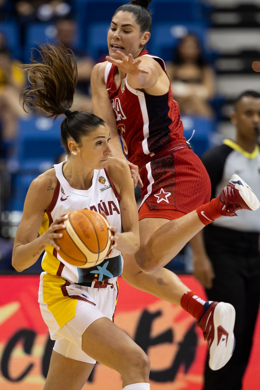 La española Mariona Ortiz protege el balón ante la defensa de Kelsey Plum.