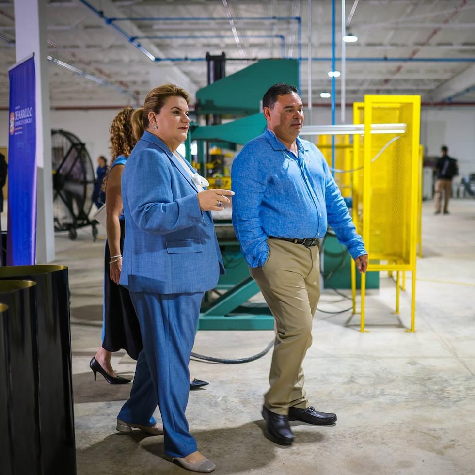 According to José Mercado Sustache, the goal with Chemical Solutions is to specialize in lubricants for power generation, specialized equipment, and aerospace equipment, with the aim of patenting a project soon. Pictured are Mercado Sustache and Governor Jenniffer González.
