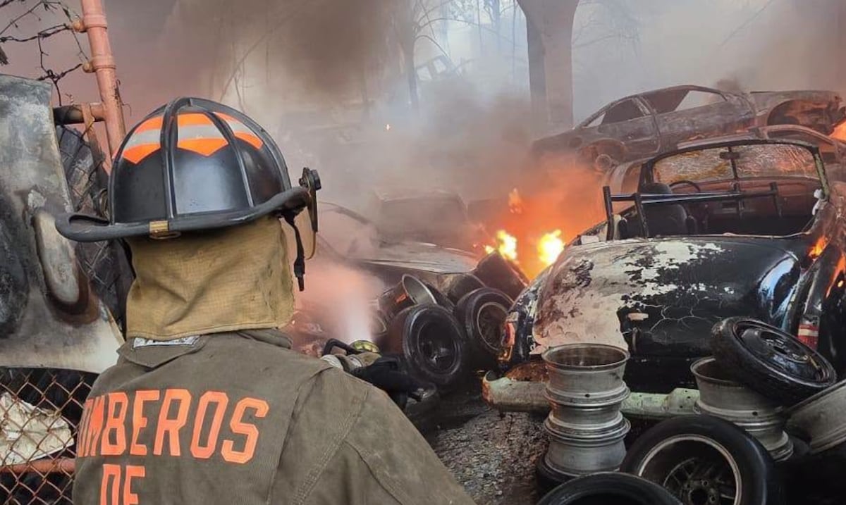 Incendio consume 3,000 carros en junker de Lajas