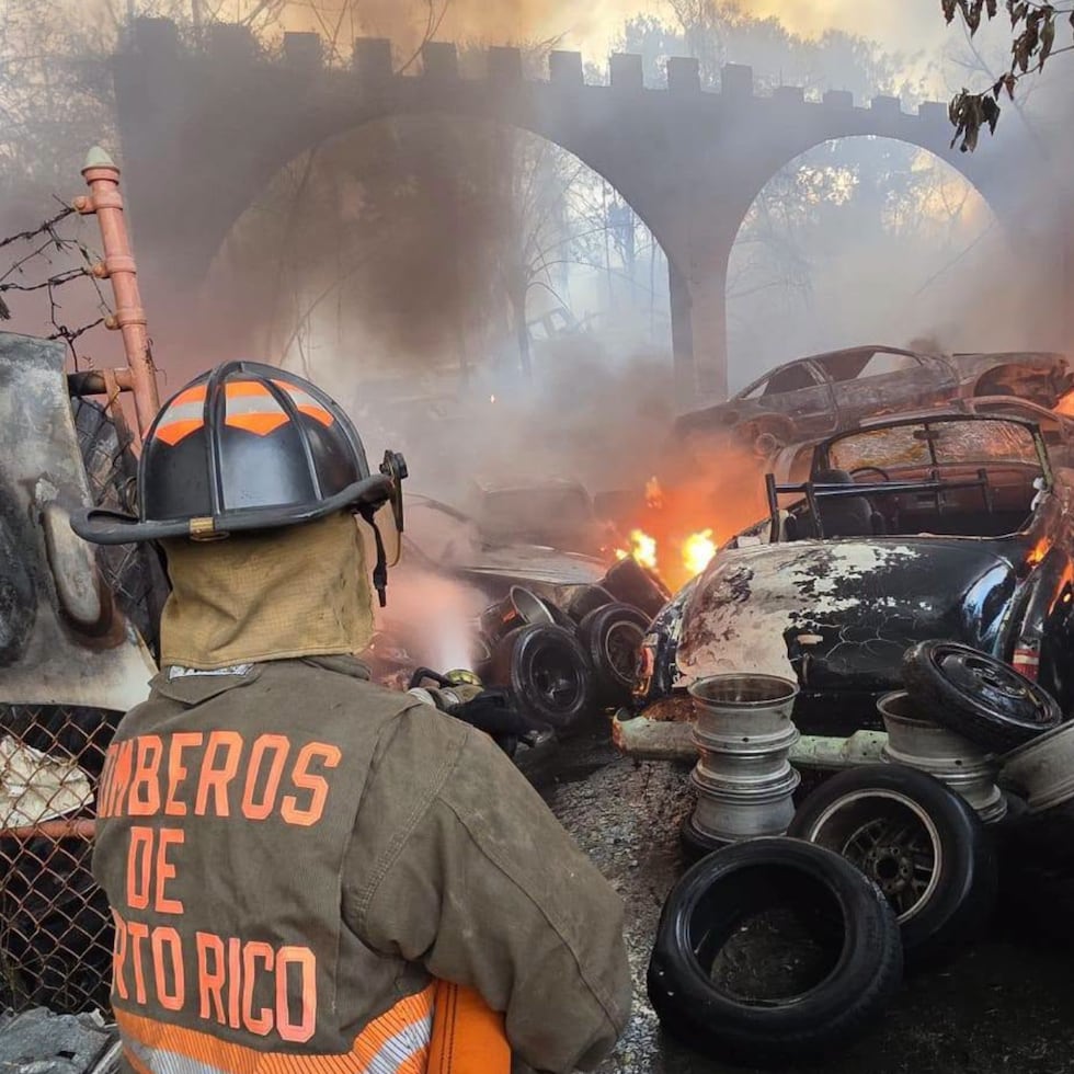El fuego se reportó a eso de las 3:08 p.m., en los predios del Junker El Castillo, ubicado en la carretera PR-306, en el barrio París de Lajas.