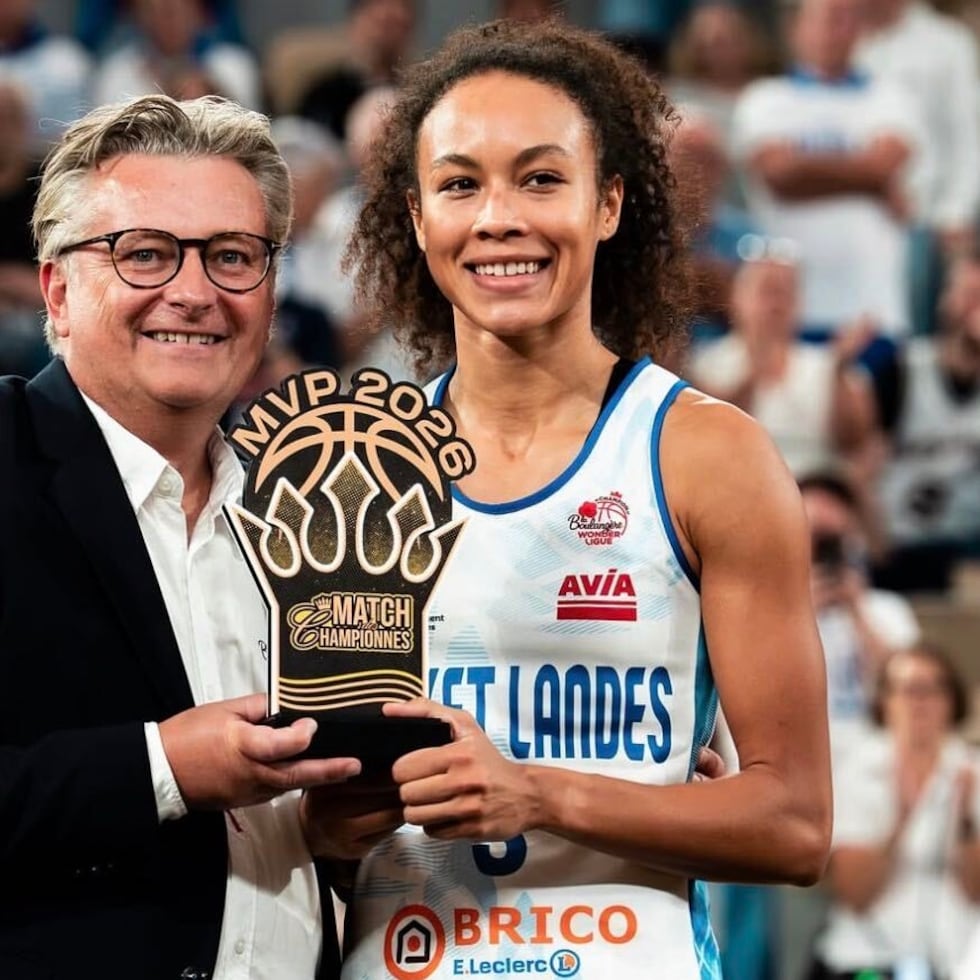 Trinity San Antonio posa con premio de Jugadora Más Valiosa.
