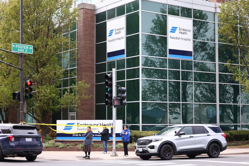Agentes de policía trabajan en el lugar de los hechos, a las afueras del hospital Endeavor Health Swedish en Lincoln Square, el sábado 25 de abril de 2026. (Anthony Vazquez/Chicago Sun-Times vía AP)