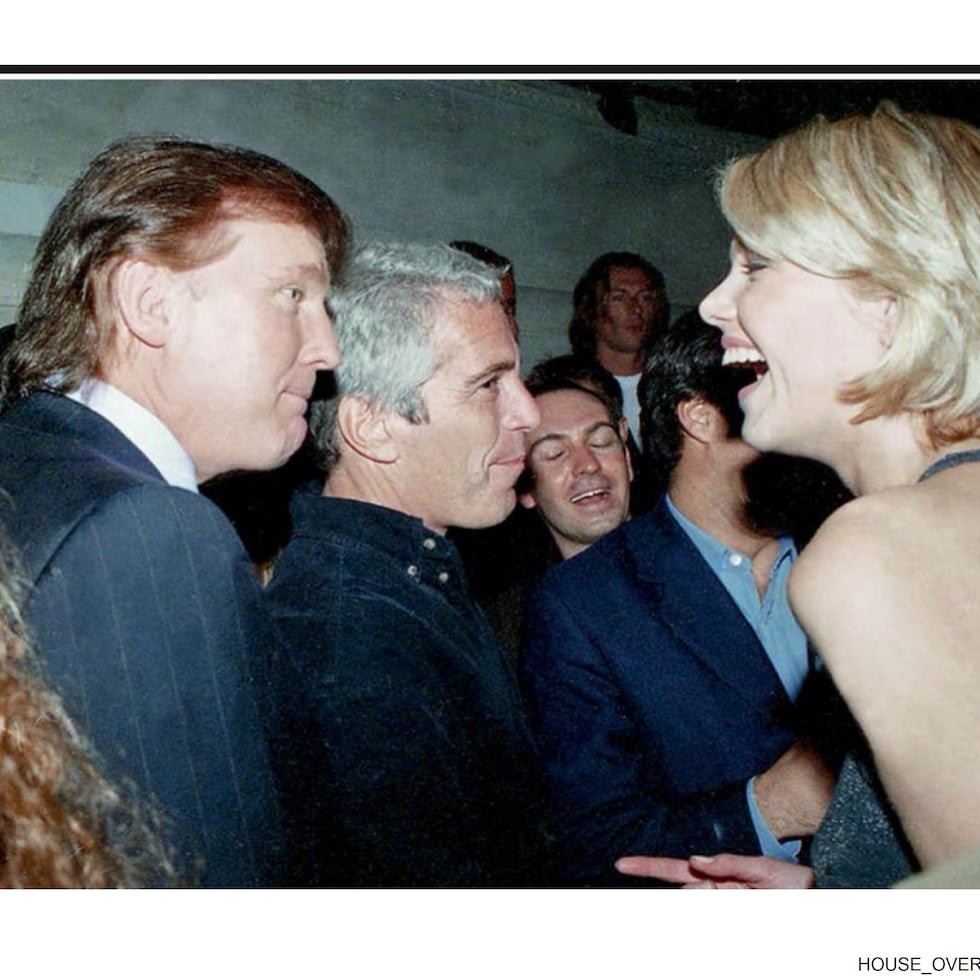 Los demócratas publican fotos de Donald Trump junto a Jeffrey Epstein.
