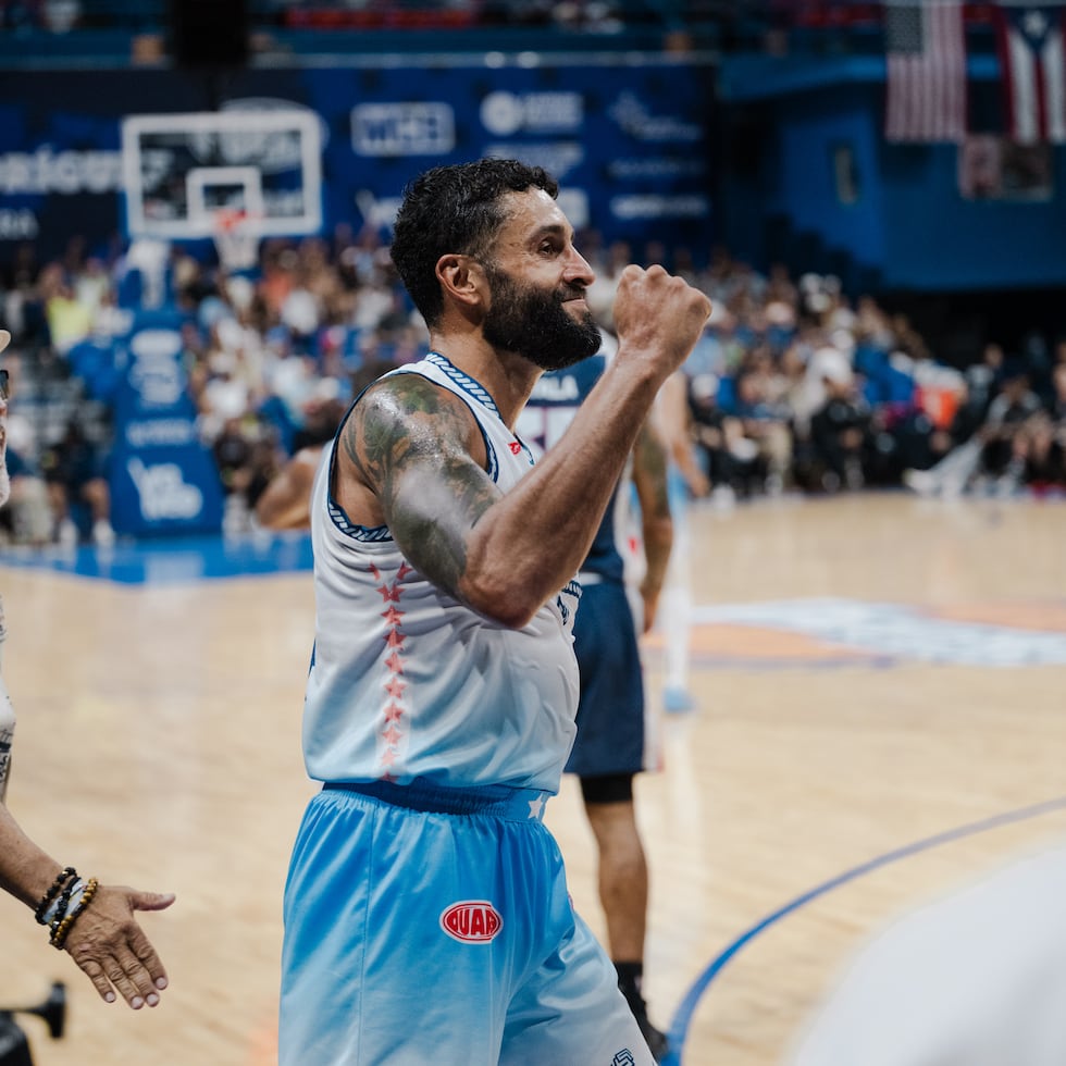 Javier Mojica, de los Vaqueros, celebra luego de anotar un triple que aseguró su llegada a los 7,000 puntos en su carrera.