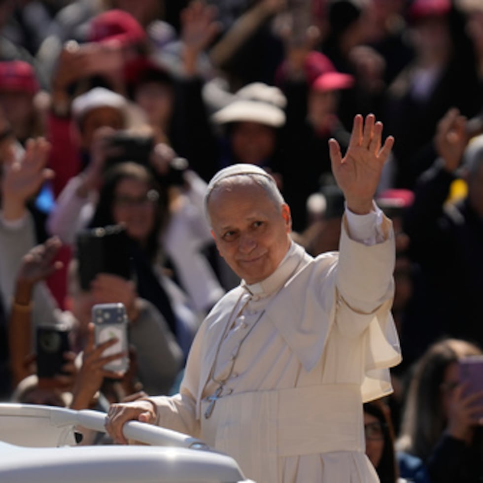 El Papa León XIV llega a su audiencia general semanal en la Plaza de San Pedro, en el Vaticano, el miércoles 8 de abril de 2026. (AP Photo/Gregorio Borgia)