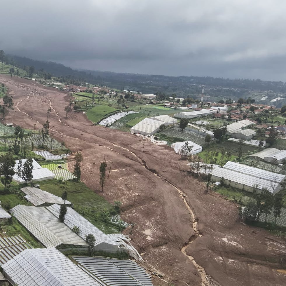Los rescatistas buscaban a los 82 residentes que se temía que estuvieran sepultados bajo montones de barro y escombros.