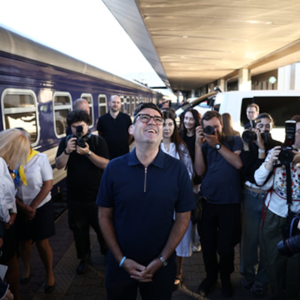 El primer ministro del Reino Unido, Andy Burnham (centro), llega en tren a Kiev, Ucrania.