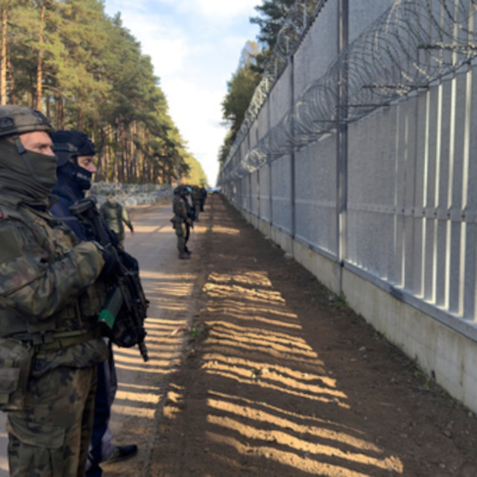 ARCHIVO - Militares vigilan en una sección de la barrera fronteriza Polonia-Bielorrusia cerca de Polowce-Pieszczatka, Polonia, miércoles 15 de octubre de 2025. (Foto AP/Rafal Niedzielski, archivo)