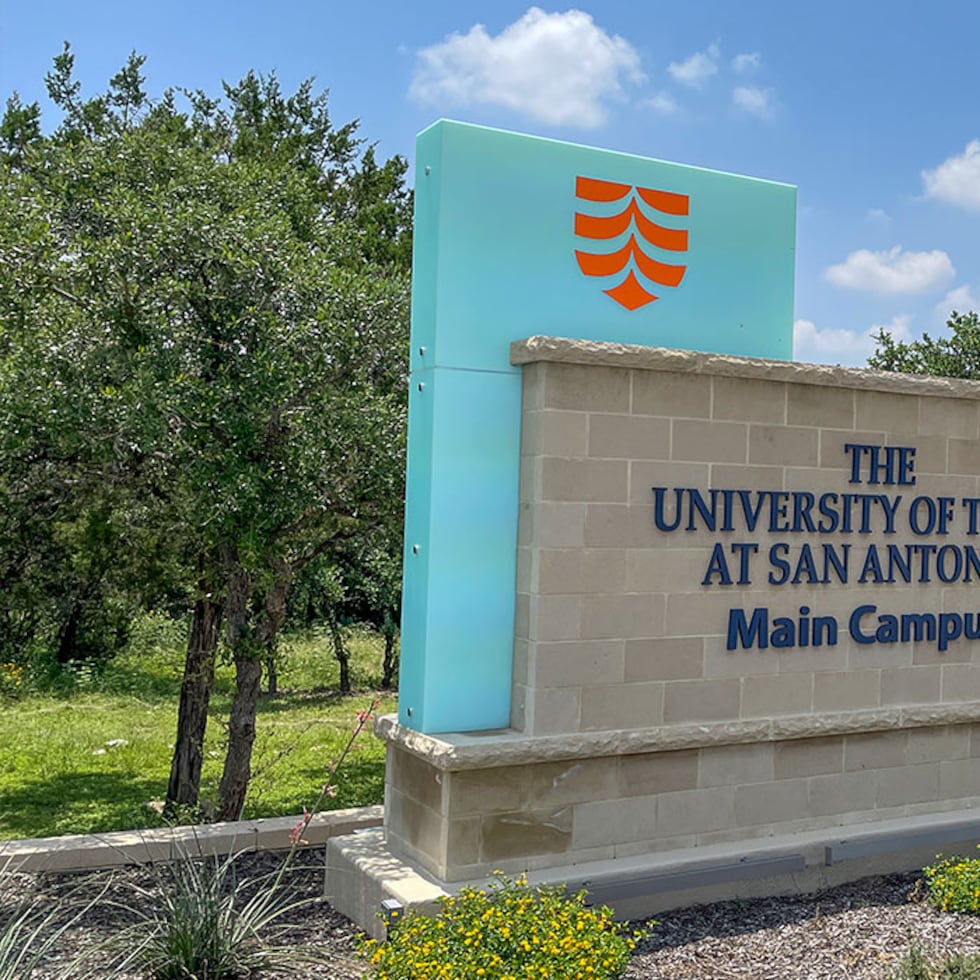La Universidad de Texas en San Antonio (UTSA) disputó su encuentro de fútbol americano ante Navy en el Alamodome, donde un militar sufrió un accidente fatal durante una exhibición previa al partido.