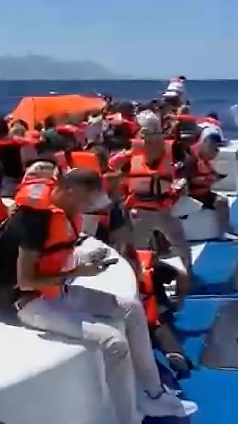Al menos ocho personas han muerto después de que un ferry que transportaba a casi 270 pasajeros y tripulantes volcara frente a la costa del norte de Chipre.