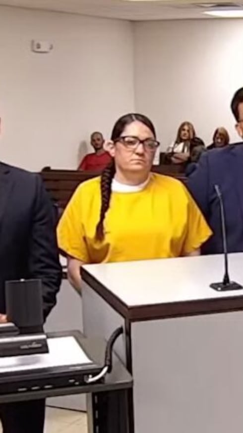 La convicta lució tranquila, tenía una trenza y vistió el uniforme amarillo mostaza de confinada. Estaba esposada y con cadenas en sus pies.
